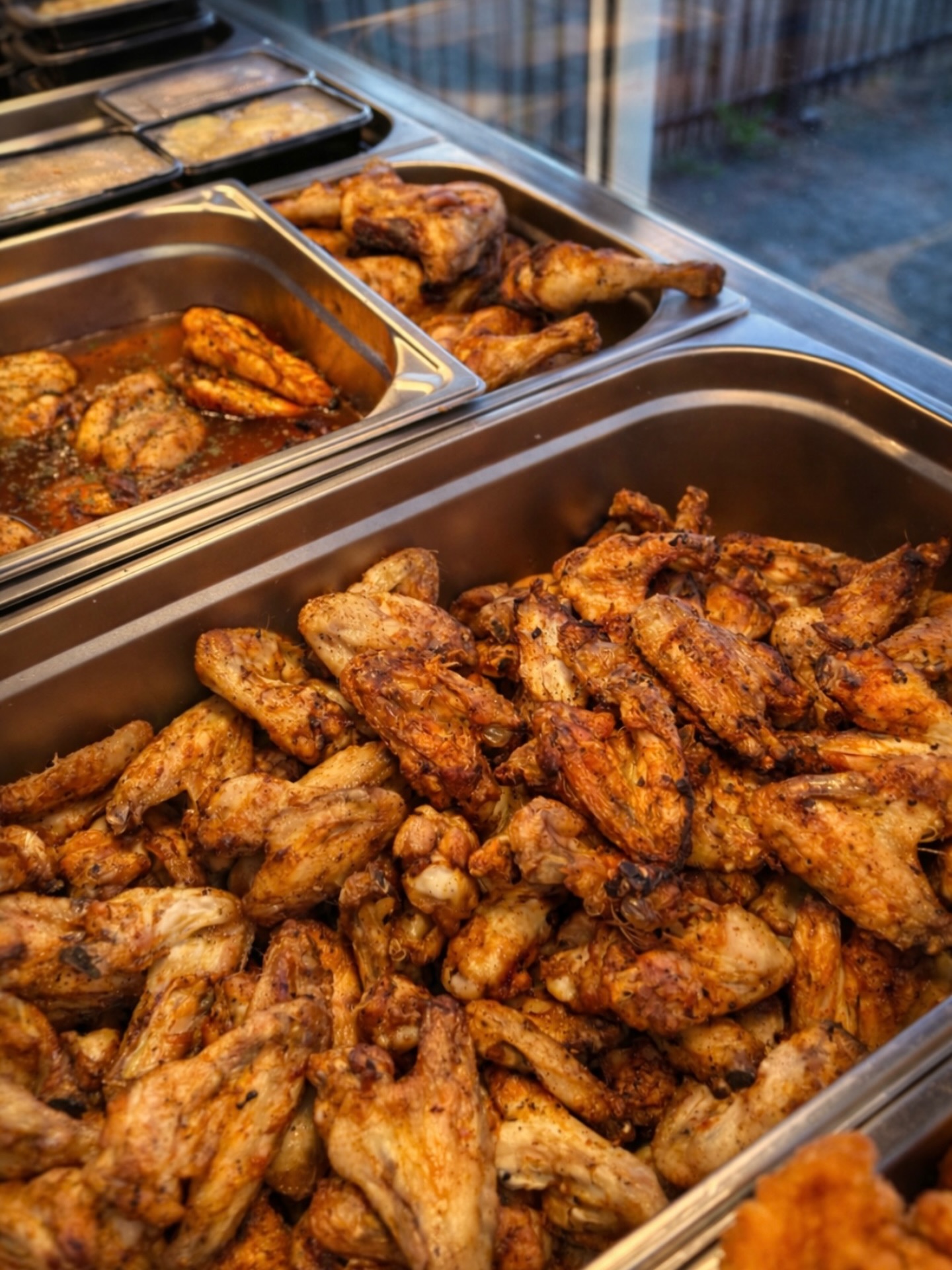 Bacs de poulet rôti et d'ailes croustillantes préparés chez coQoricooo